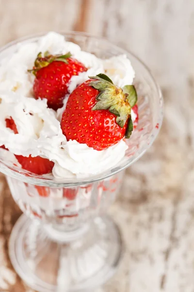 Strawberries with cream — Stock Photo, Image