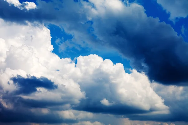 Cielo azul con nubes — Foto de Stock