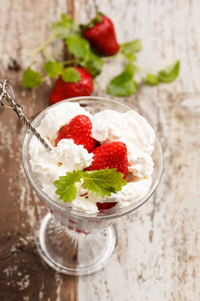 Strawberries with cream — Stock Photo, Image