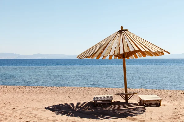 Sombrilla en la playa — Foto de Stock