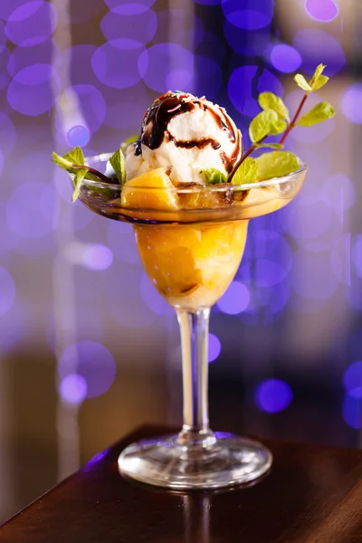 Ice cream with fruits — Stock Photo, Image