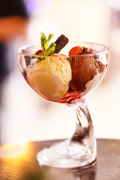 Ice cream with fruits — Stock Photo, Image