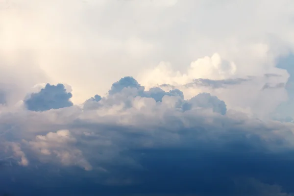 Ciel bleu avec nuages — Photo