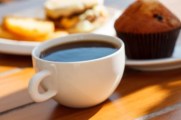 Pequeno-almoço. café e muffin — Fotografia de Stock