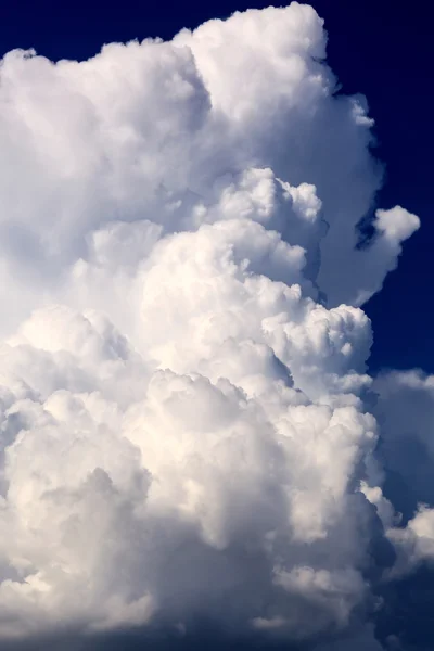 Ciel bleu avec nuages — Photo