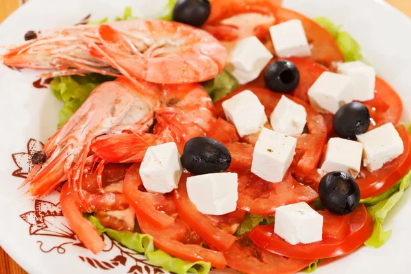 Garnelen mit griechischem Salat — Stockfoto