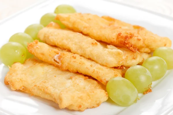 Mozzarella frito com uvas — Fotografia de Stock