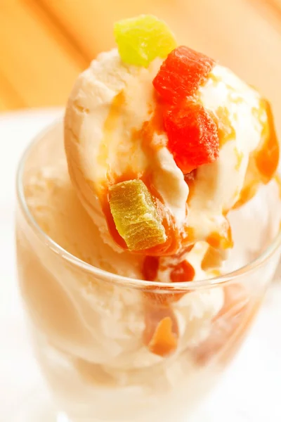 Gelato e frutta tropicale — Foto Stock