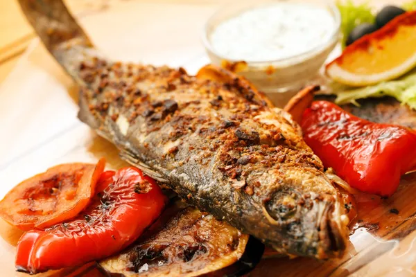 Pesce alla griglia con verdure — Foto Stock