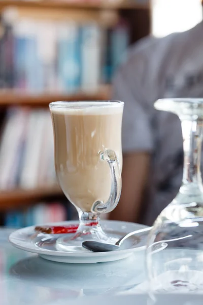 Tasse Cappuccino im Café — Stockfoto