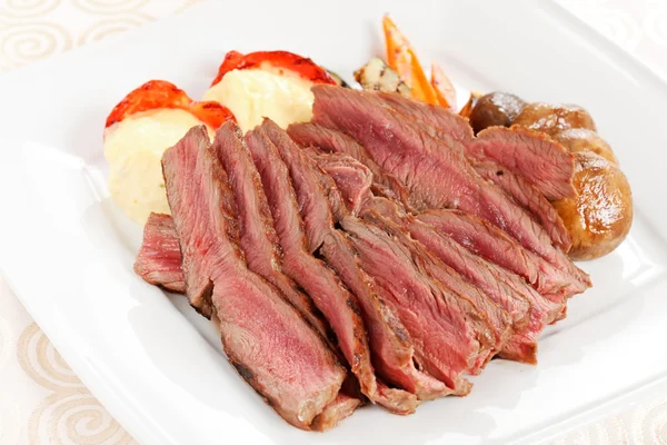 Roasted beef with vegetables — Stock Photo, Image