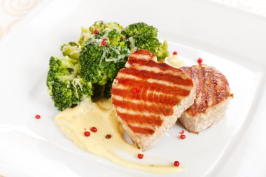 Tuna biftek brokoli ile