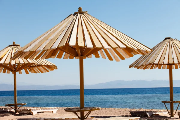 Umbrella on the beach — Stock Photo, Image