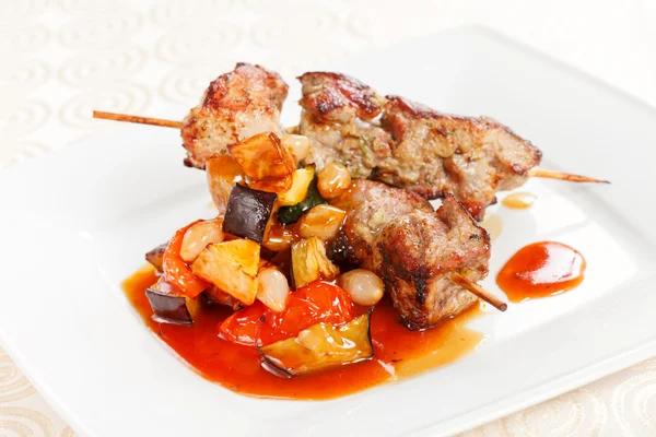 Kebab de carne con verduras — Foto de Stock