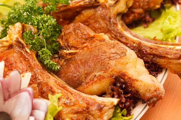 Grilled ribs with vegetables — Stock Photo, Image