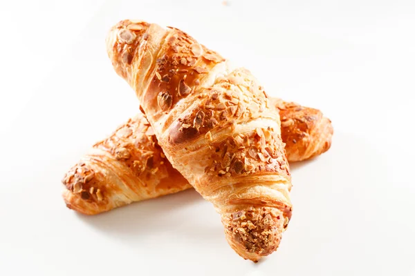 Frisches und leckeres Croissant — Stockfoto