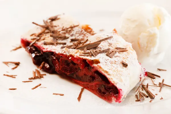 Cherry strudel — Stockfoto