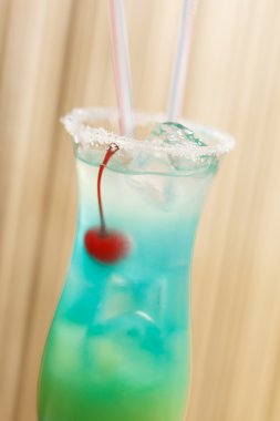 kirazlı mavi kokteyl