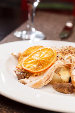 turuncu ve Tavuk salatası