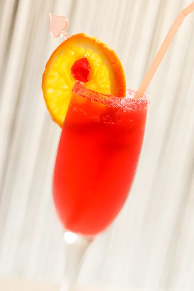 Roter Cocktail mit Orange — Stockfoto