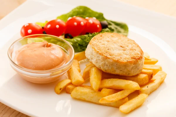 Pommes mit Hühnerschnitzel zum Kindermenü — Stockfoto