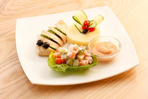 Hühnchen mit Kartoffelpüree für Kinder — Stockfoto