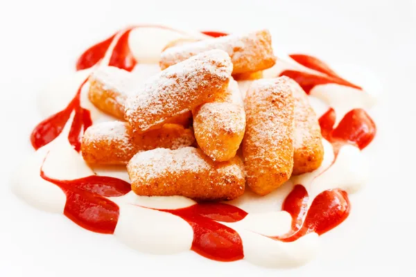 Dessert da fiocchi di latte con salsa — Foto Stock