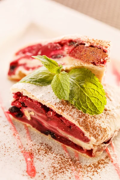 Cherry strudel — Stock Photo, Image