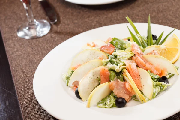 Salat mit Lachs — Stockfoto