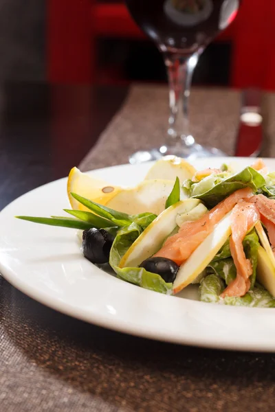 Salade met zalm — Stockfoto