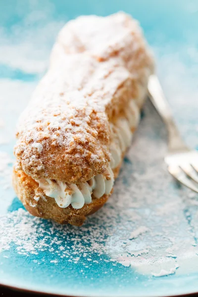 Eclair with cream — Stock Photo, Image