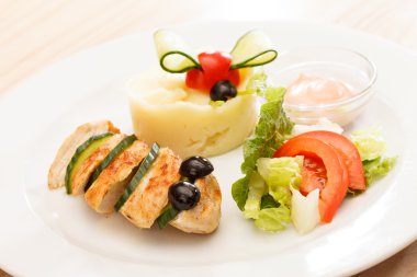 tavuk kids menü için patates püresi ile