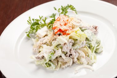 Tavuk ve mantar salatası