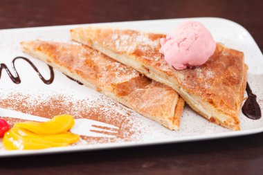 Elmalı turta ve dondurma.