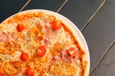 Tavuklu pizza.