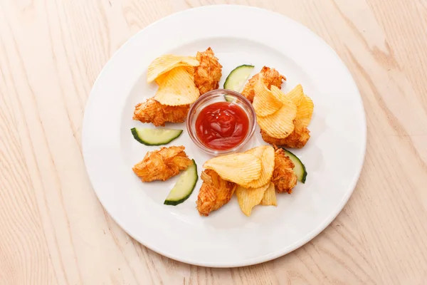 Hühnerkroketten mit Pommes und Soße — Stockfoto