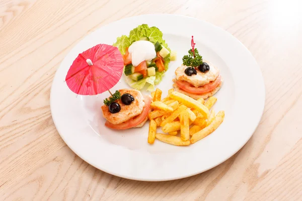 Pollo con papas fritas para niños menú —  Fotos de Stock