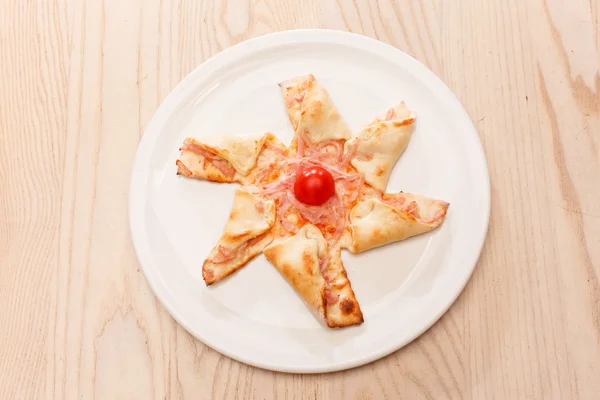 Pizza con salchicha para niños — Foto de Stock