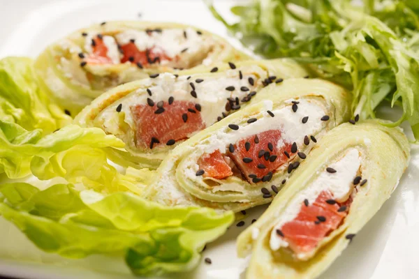 Apéritif savoureux au saumon et au fromage — Photo