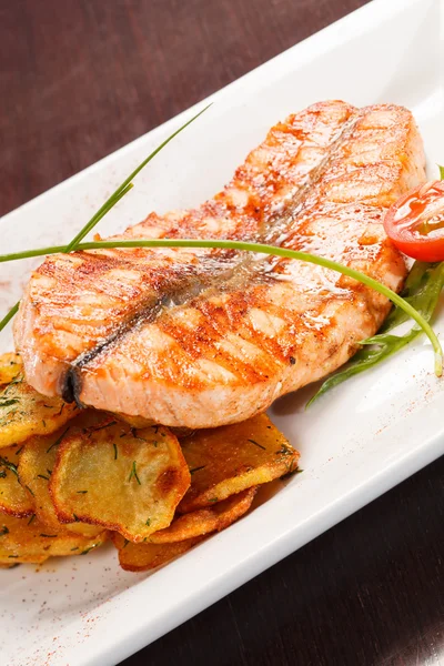 Salmon steak with potatoes — Stock Photo, Image