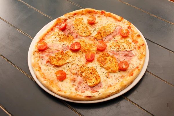 Pizza con pollo — Foto Stock