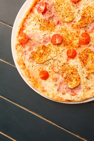 Pizza med kyckling — Stockfoto