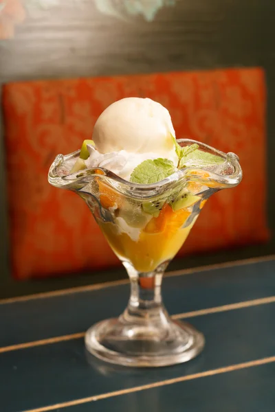 フルーツ入りのアイスクリーム — ストック写真