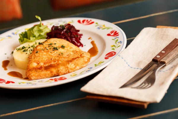 Филе курицы с картофельным пюре и свекловичным салатом — стоковое фото