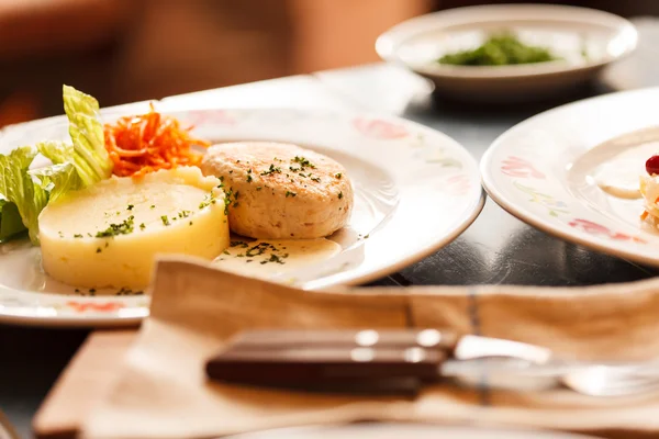 Филе курицы с картофельным пюре и свекловичным салатом — стоковое фото