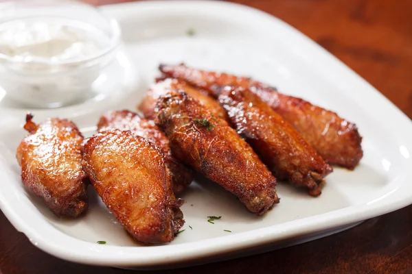 Alitas de pollo con salsa —  Fotos de Stock