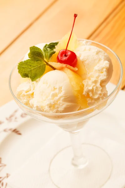 Helado con frutas — Foto de Stock