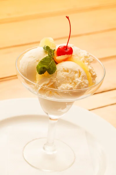 Helado con frutas — Foto de Stock