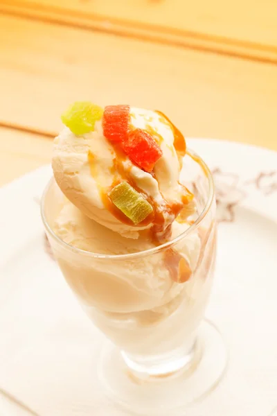 アイスクリームとトロピカル フルーツ — ストック写真