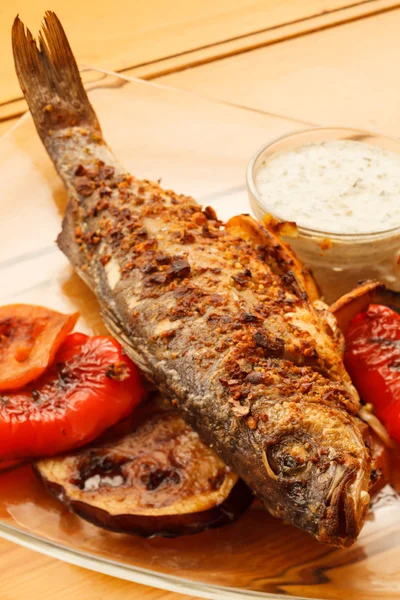 Grillezett hal zöldségekkel — Stock Fotó